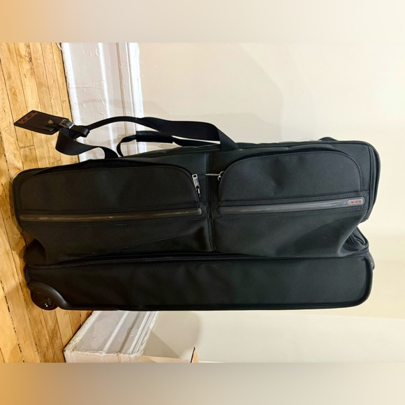 Tumi luggage bag. - Picture 3 of 7